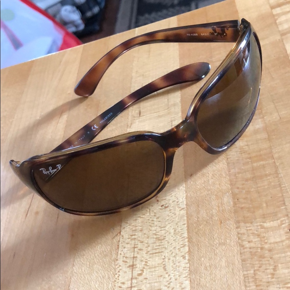 Rayban women’s sunglasses *broken*
